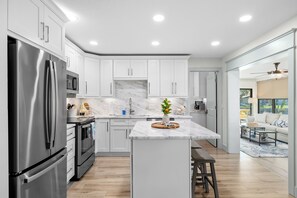 Fridge, microwave, oven, stovetop -  Charming Waterfront home with Classic Florida Flair great for Snowbirds (Homosassa)