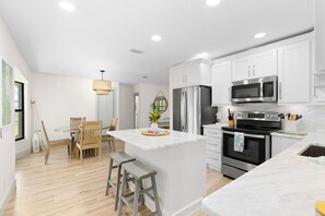 Fridge, microwave, oven, stovetop -  Charming Waterfront home with Classic Florida Flair great for Snowbirds (Homosassa)