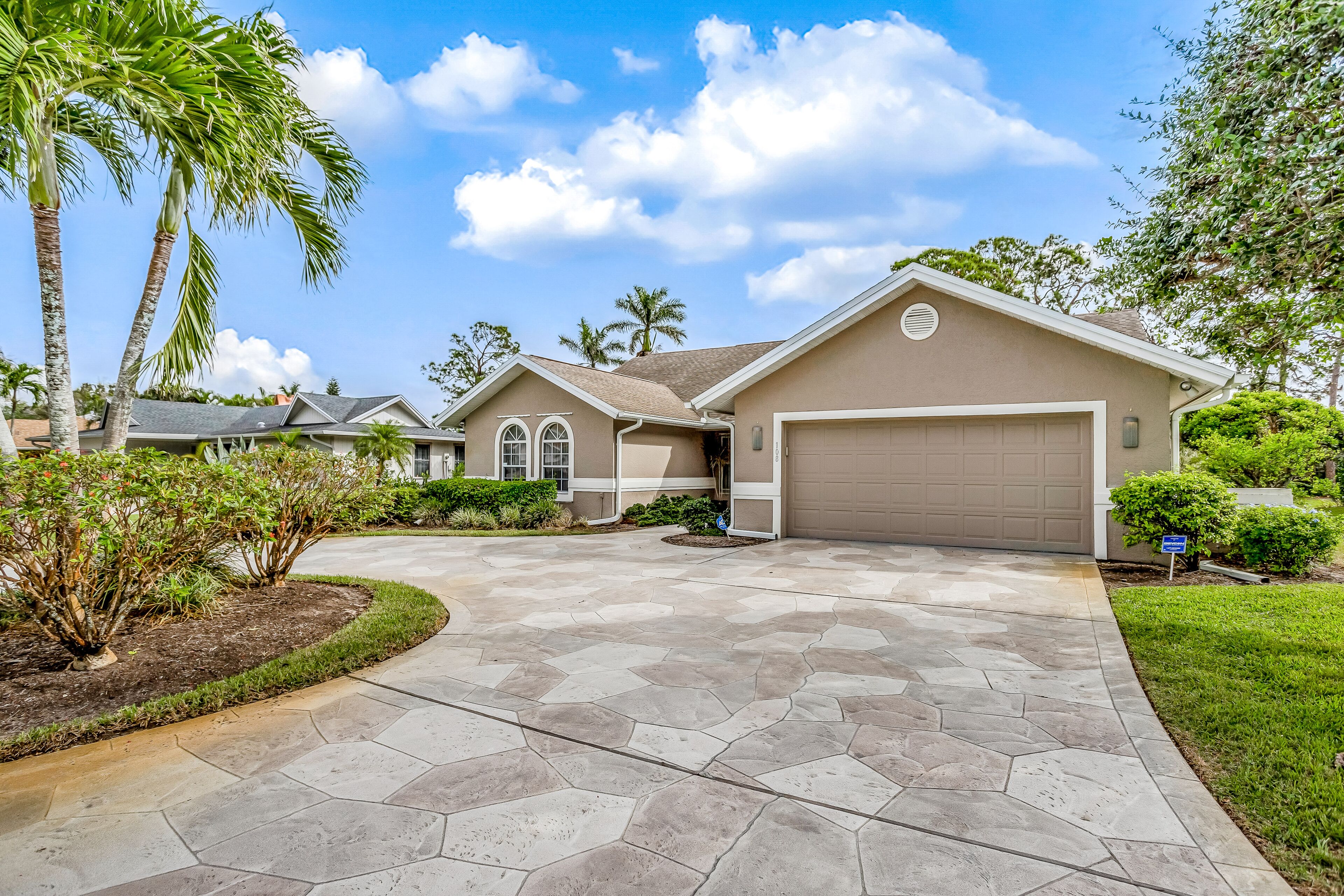 Lovely home with pool, golf nearby, lanai, central AC, & washer/dryer