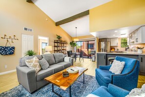 Fernseher, Kamin, Bücher