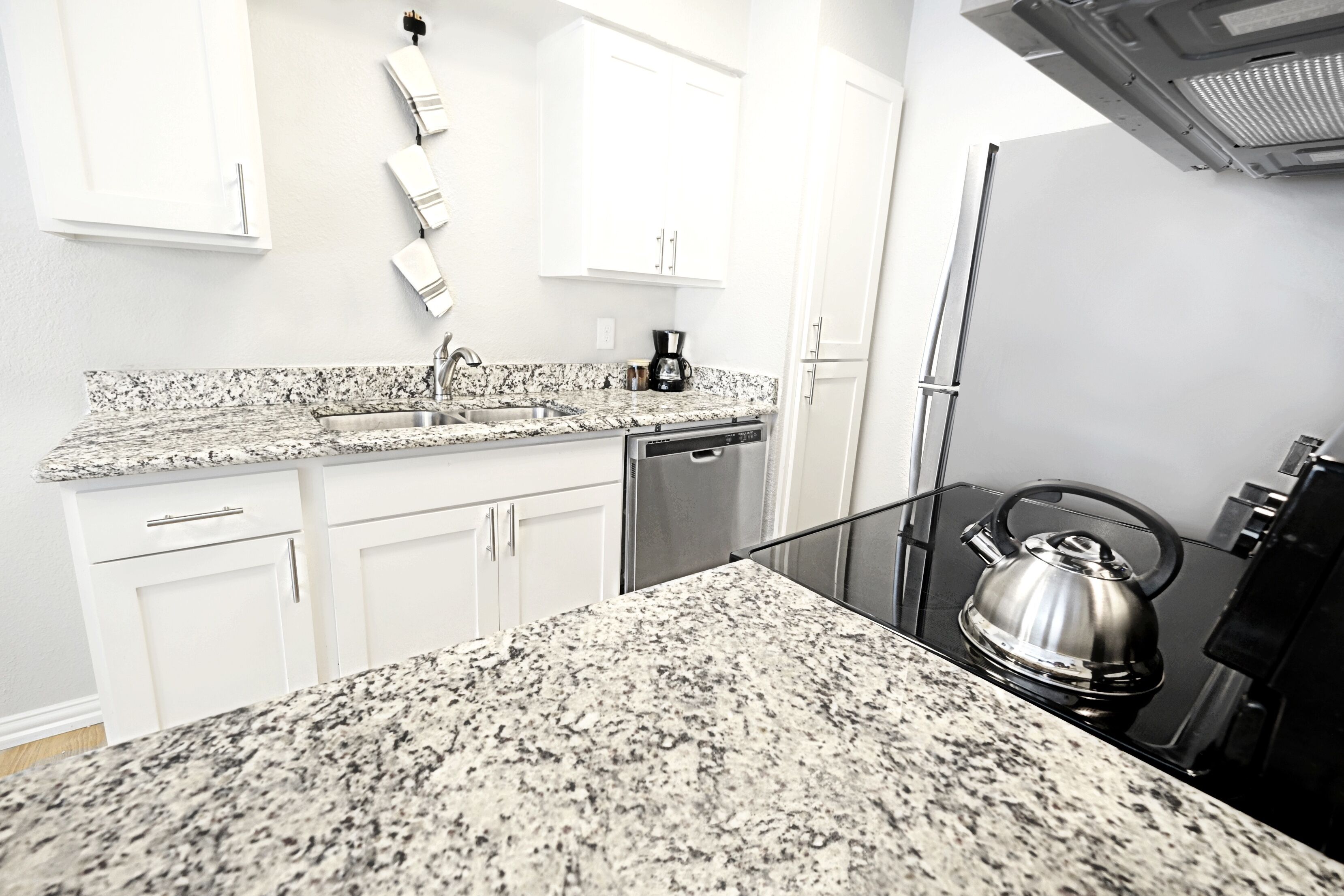 Kjøleskap, mikrobølgeovn, ovn og kokeplater