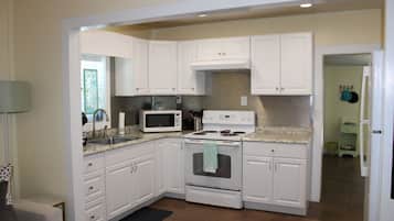 Refrigerador, microondas, parrilla de estufa y cafetera y tetera