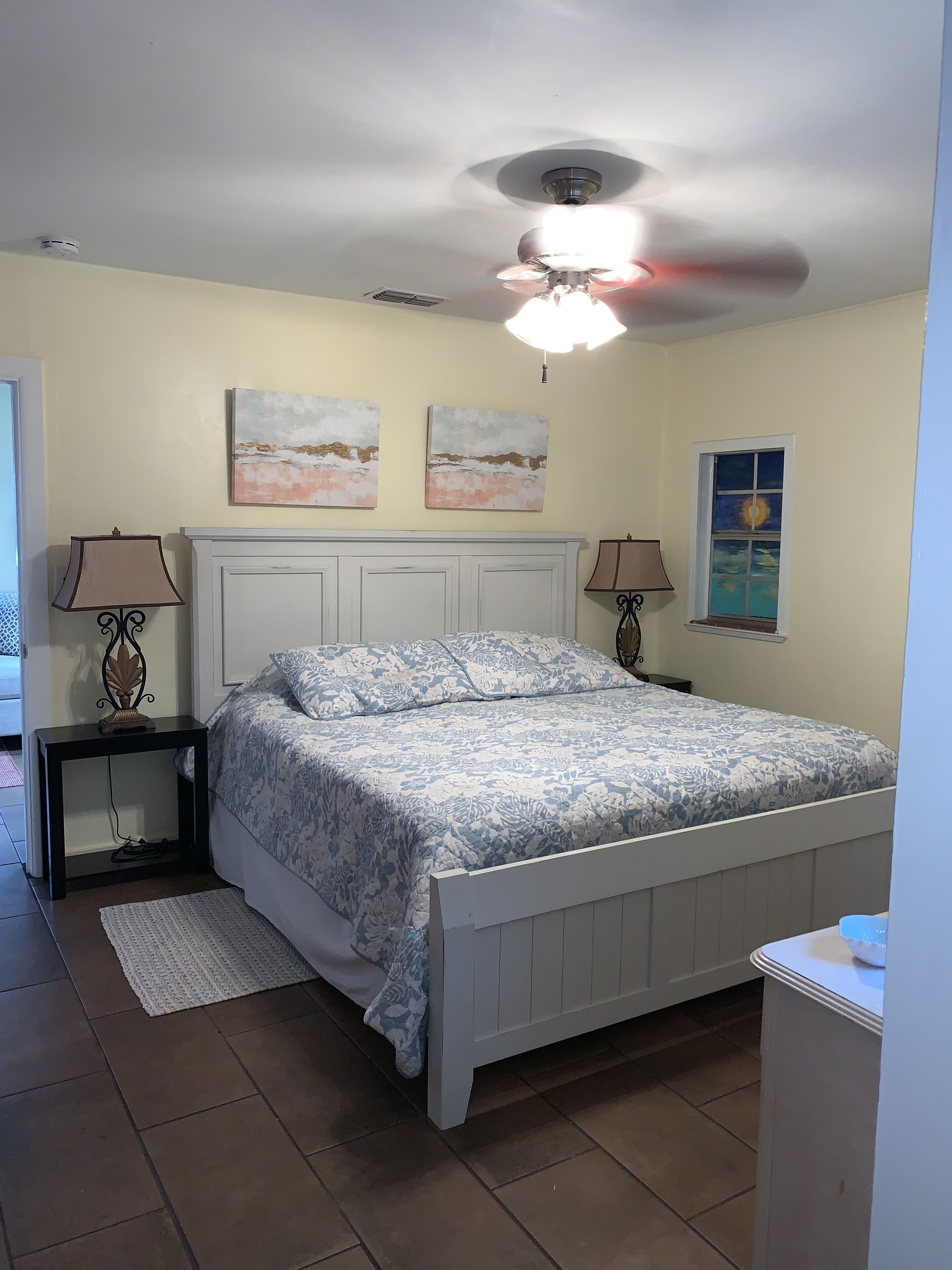 3 habitaciones, tabla de planchar con plancha, wifi y ropa de cama 