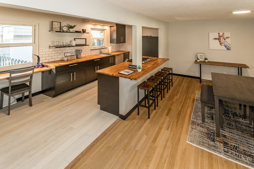 Cozy, updated modern bungalow near Downtown Willoughby