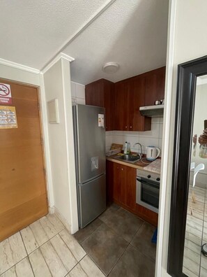 Kühlschrank, Ofen, Herdplatte, Wasserkocher