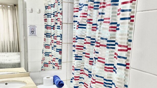 Ein Badezimmer mit Toilette, Waschbecken und Spiegel.
