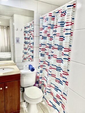 Duschwanne, Haartrockner, Handtücher, Seife