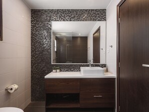 Badkar/dusch, hårtork och handdukar