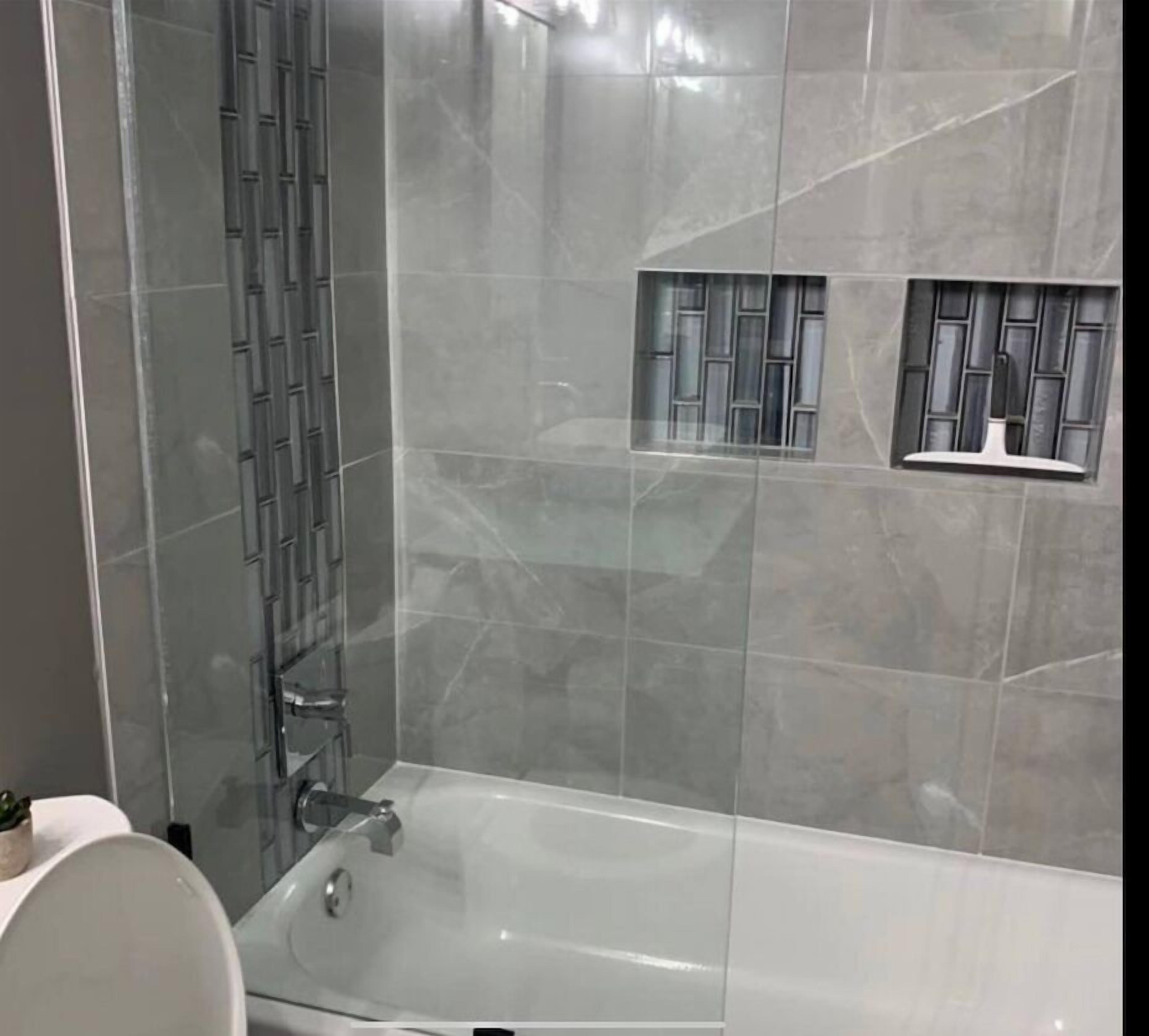 Bañera con ducha, secador de pelo