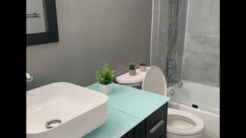 Kombination af bruser/badekar, hårtørrer