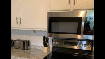 Køleskab, mikrobølgeovn, ovn, kogeplade