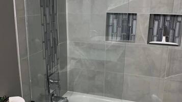 Chuveiro/banheira combinados, secador de cabelo, shampoo