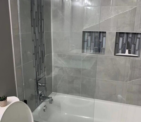 Duschwanne, Haartrockner, Shampoo