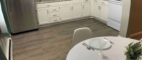 Geladeira, micro-ondas, fogão, cooktop