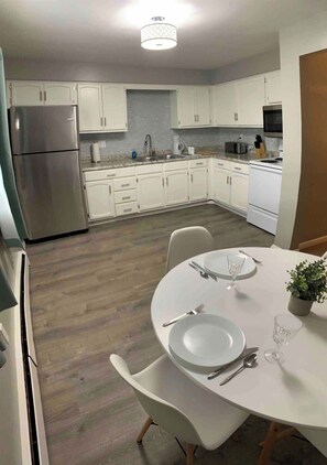 Fridge, microwave, oven, stovetop - Apt 4 Convenient Location (Masury)