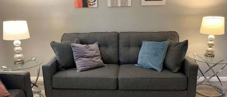 Una televisión, una oficina