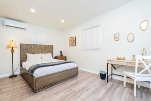 2 bedrooms, desk, iron/ironing board, WiFi