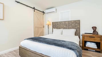 2 bedrooms, desk, iron/ironing board, WiFi