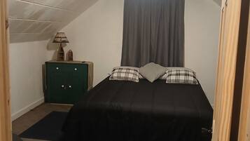 3 bedrooms, iron/ironing board, free WiFi, bed sheets