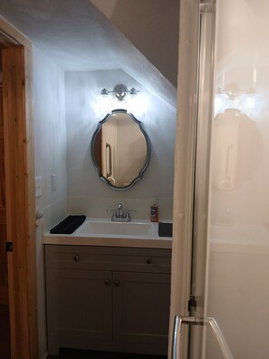 Suihku, hiustenkuivaaja, pyyhkeet, saippua