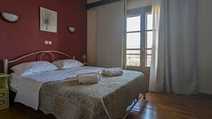 Basic Room, 1 Katil Kelamin (Double), Mountain View | 1 bilik tidur, meja, Wi-fi percuma, dihias secara berasingan 