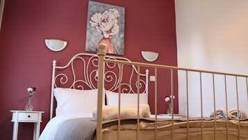 Eenvoudige kamer, 1 tweepersoonsbed, uitzicht op bergen | 1 slaapkamer, individueel gedecoreerd, een bureau, gratis wifi