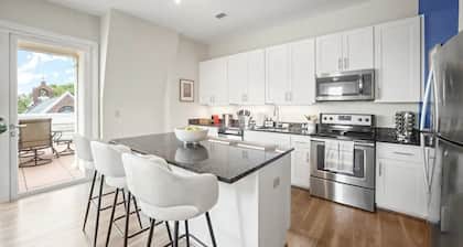 Old Town Alexandria 3-Bdrm Penthouse <> King Beds