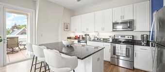 Old Town Alexandria 3-Bdrm Penthouse <> King Beds