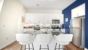 Køleskab, mikrobølgeovn, ovn, kogeplade