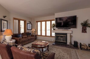 Televisión y chimenea 