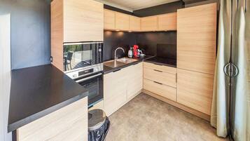 Réfrigérateur, four, lave-vaisselle, cafetiÚre/bouilloire