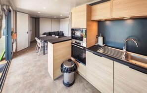 Réfrigérateur, four, lave-vaisselle, cafetière/bouilloire