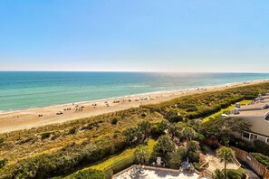 Plage, chaises longues, serviettes de plage