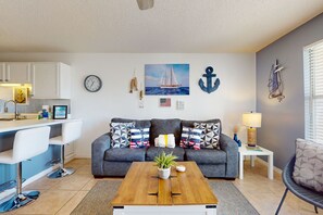 TV - Lovely condo near the beach with a pool, hot tub, central AC, & W/D (Destin)