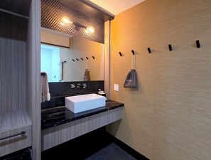 Habitación Deluxe | Ropa de cama de alta calidad y caja de seguridad en la habitación