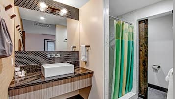 Habitación clásica | Ropa de cama de alta calidad y caja de seguridad en la habitación