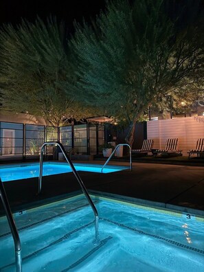Outdoor pool, pool umbrellas, sun loungers - Mahala - 21 and Over - A Town & Desert Boutique Hotel (Palm Springs)