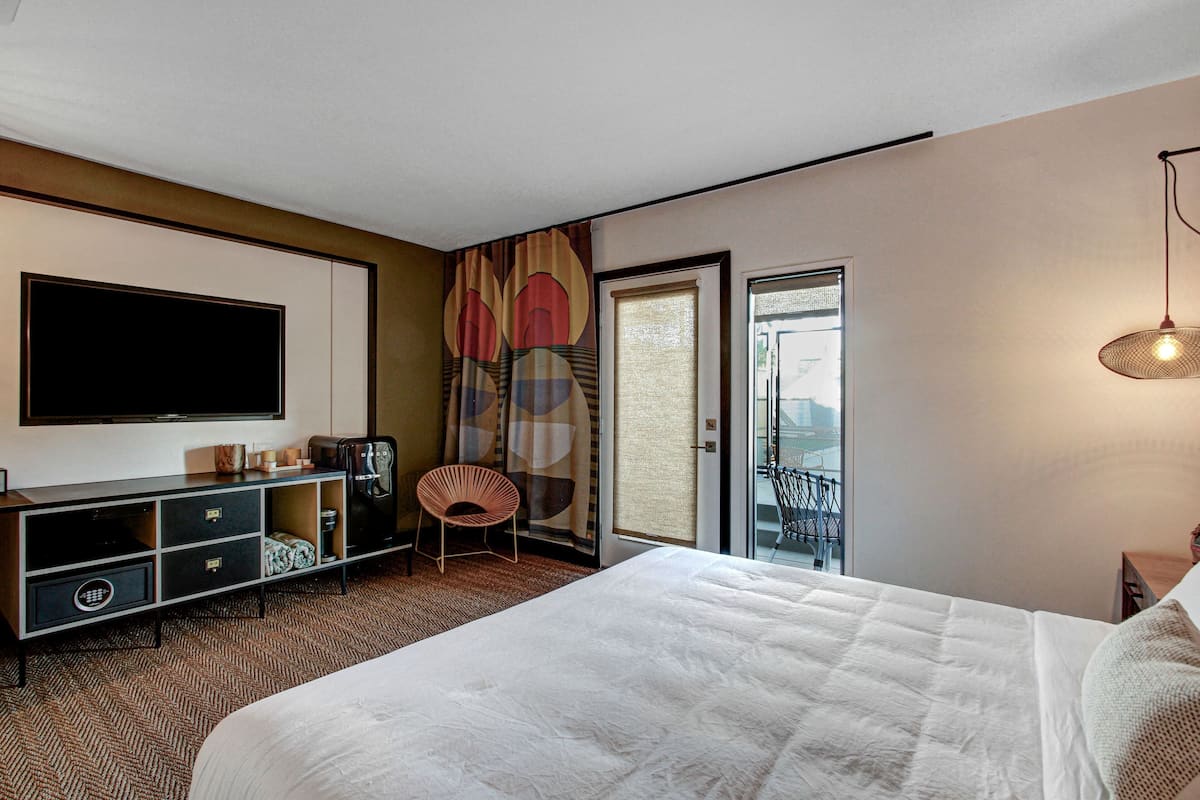 Habitación de lujo, vistas a la piscina | Ropa de cama de alta calidad, caja fuerte, decoración individual