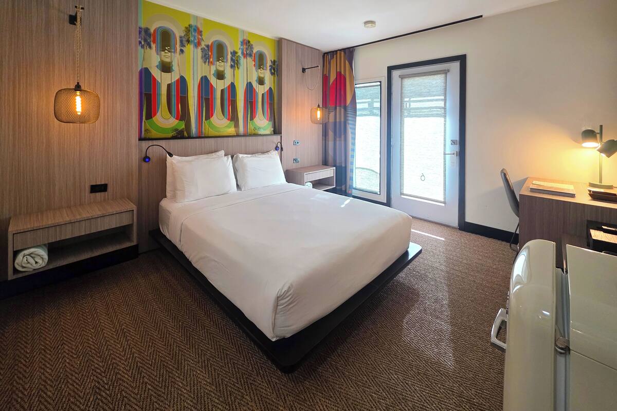 Sun Queen | Premium bedding, in-room safe, desk, laptop workspace