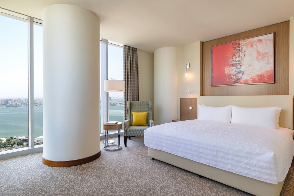 Executive suite, 1 kingsize bed, niet-roken, uitzicht op zee | Een minibar, een kluis op de kamer, individueel gemeubileerd, een bureau