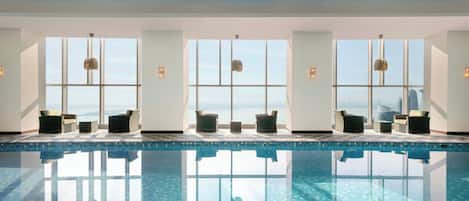 Una piscina techada, una piscina al aire libre