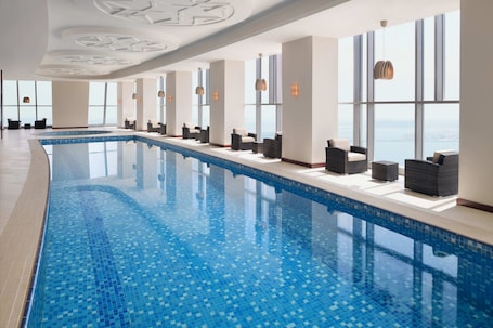 Una piscina techada, una piscina al aire libre