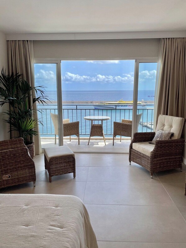 Desk, iron/ironing board, WiFi, bed sheets