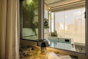 Penthouse Suite with Hot tub