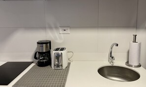 Microondas, cafetera/tetera, utensilios de cocina, servilletas de papel