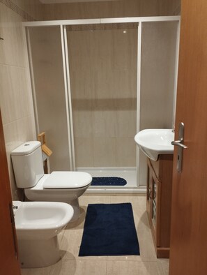 Dusche, Haartrockner, Bidet, Handtücher