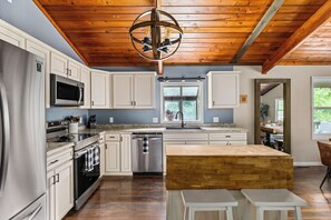 Fridge, microwave, oven, stovetop - Relax & Play: Pickleball, BasketBall, Hot Tub, Game Room & More (Berkeley Springs)