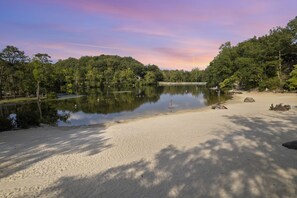 Beach nearby, beach towels - Relax & Play: Pickleball, BasketBall, Hot Tub, Game Room & More (Berkeley Springs)