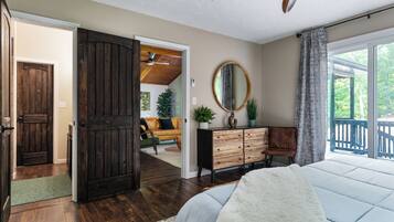 4 bedrooms, desk, travel crib, free WiFi