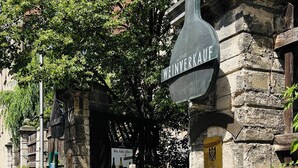 Un edificio de piedra con un letrero que dice 